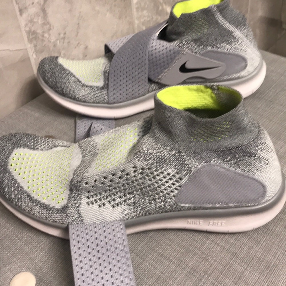 Nike Women's Free Rn Motion FK 2017 Running Shoe - Picture 6 of 8